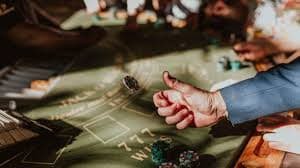 Menunjukkan perangkat Android dan iOS menjalankan aplikasi ggtoto dengan antarmuka permainan live dealer